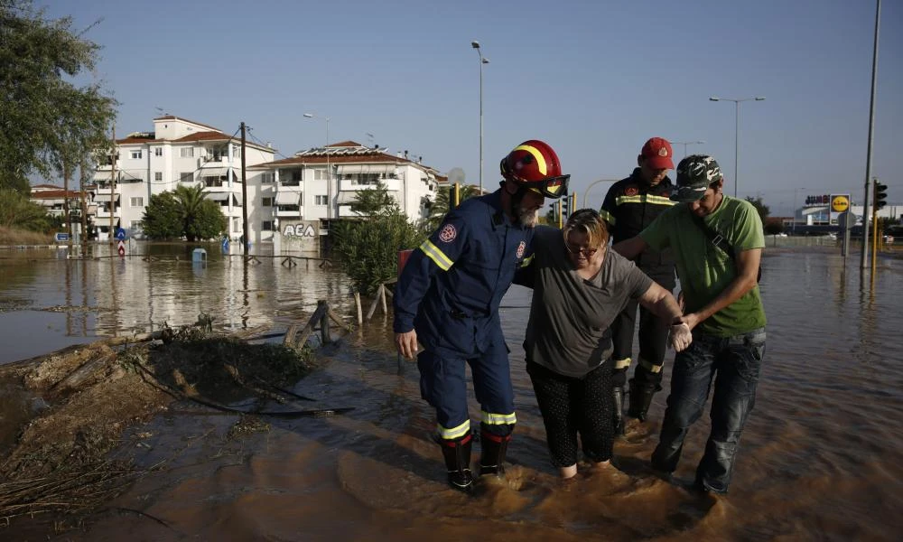 Η επόμενη μέρα σε Τρίκαλα και Καρδίτσα: Oι κάτοικοι δίνουν «μάχη» για να επιστρέψουν στην κανονικότητα